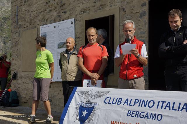 Discorso di inaugurazione di Piermario Marcolin, presidente CAI Bergamo. Da sin. R. Viviani pres.CAI R.L., N. Poloni, P. Valoti, P. Marcolin e A. Rossi ass. R.L.