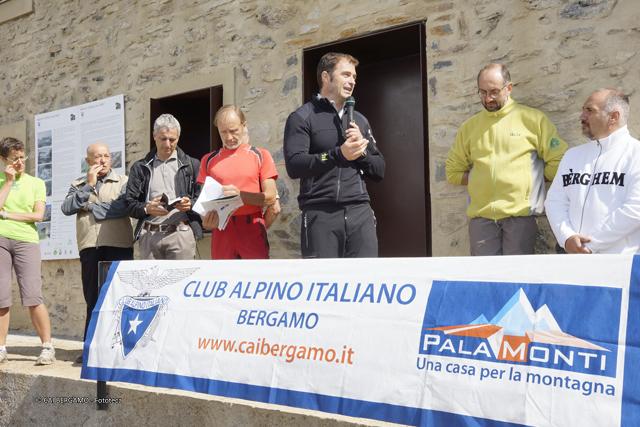 Discorso di inaugurazione di A. Rossi ass. R.L., da sin. R. Viviani pres.CAI R.L., N. Poloni, P. Belloni arch., P. Valoti e A. Rossi 