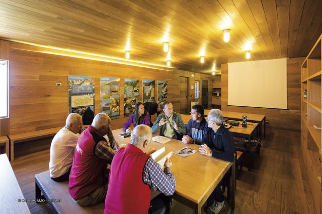 Riunione all'interno dell'ostello Curò con il Rettore Remo Morzenti Pellegrini ed il Presidente CAI BG Piermario Marcolin