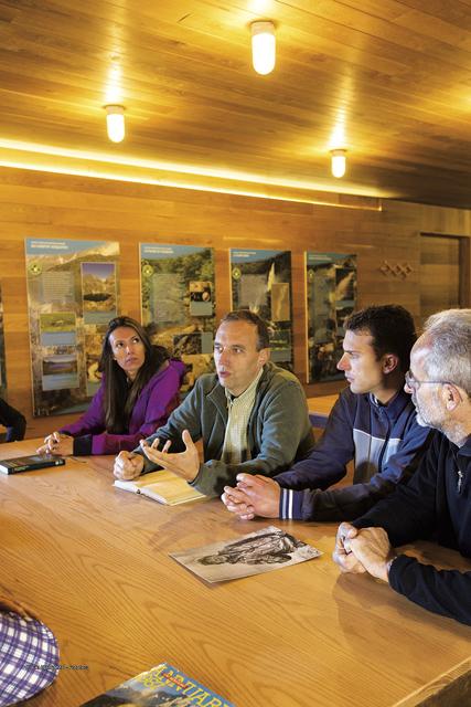 Riunione all'interno dell'ostello Curò con il Rettore Remo Morzenti Pellegrini ed il Presidente CAI BG Piermario Marcolin