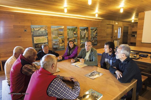 Riunione all'interno dell'ostello Curò con il Rettore Remo Morzenti Pellegrini ed il Presidente CAI BG Piermario Marcolin