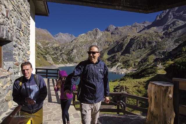 Il rettore R. Morzenti Pellegrini con i suoi assistenti all'esterno del rifugio Curò