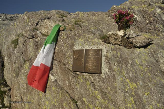 Targa commemorativa Ass. Naz. Alpini per il 90° fondazione all'esterno del rif. Tagliaferri