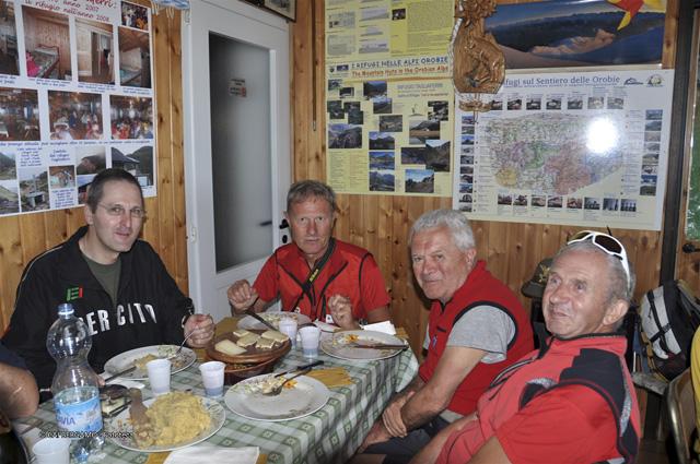Pranzo al rifugio: il capellino militare don Flavio Riva, A. Locatelli, m Salinas e G. Mutti presidente CAI Trescore B.rio