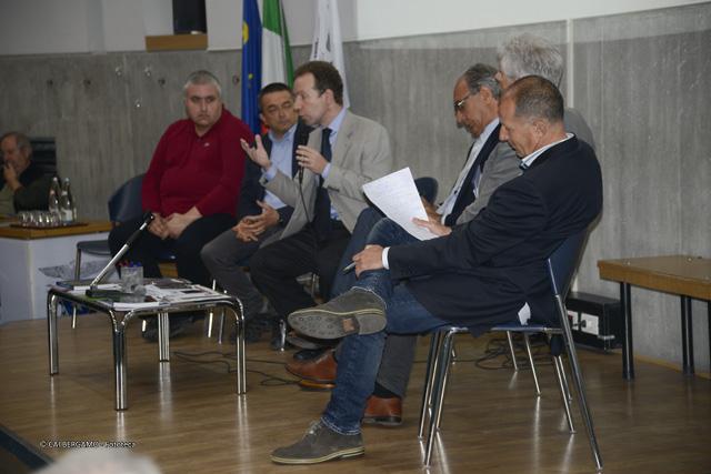 A. Biassoni relaziona il progetto, con alcuni giornalisti presenti al convegno:"Comunicare una "nuova" cultura della Montagna"