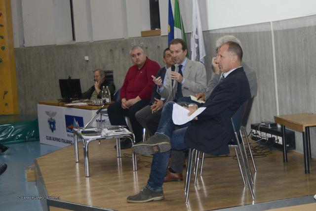 A. Biassoni relaziona il progetto, con alcuni giornalisti presenti al convegno:"Comunicare una "nuova" cultura della Montagna"