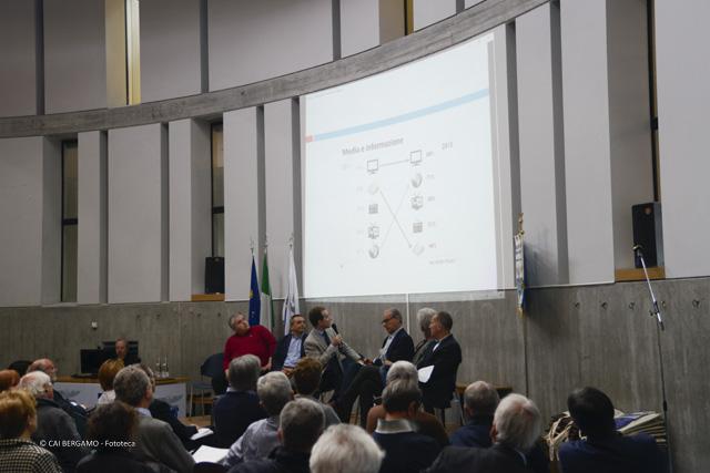 A. Biassoni relaziona il progetto, con alcuni giornalisti presenti al convegno:"Comunicare una "nuova" cultura della Montagna"
