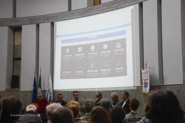 A. Biassoni relaziona il progetto, con alcuni giornalisti presenti al convegno:"Comunicare una "nuova" cultura della Montagna"