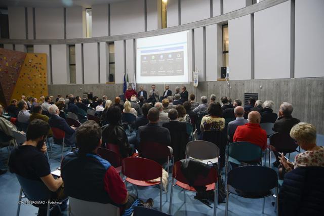 A. Biassoni relaziona il progetto, con alcuni giornalisti presenti al convegno:"Comunicare una "nuova" cultura della Montagna"
