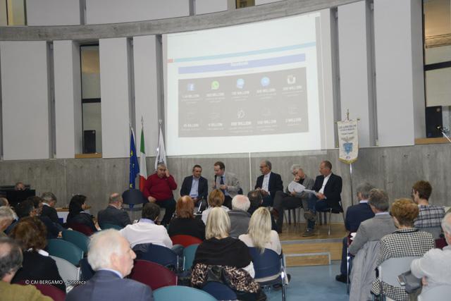 A. Biassoni relaziona il progetto, con alcuni giornalisti presenti al convegno:"Comunicare una "nuova" cultura della Montagna"