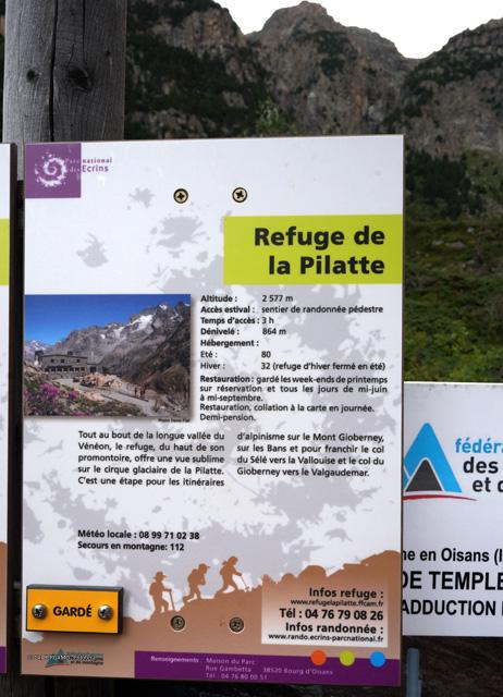 Cartello informativo del rifugio "de la Pilatte"
