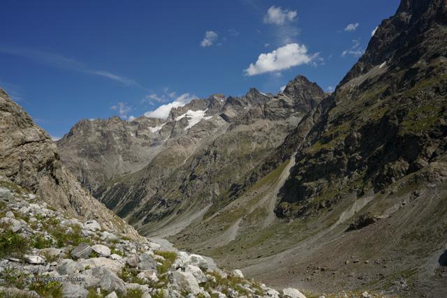 Vista sul vallone del Chardon e vista sul massiccio Barre des Ecrins