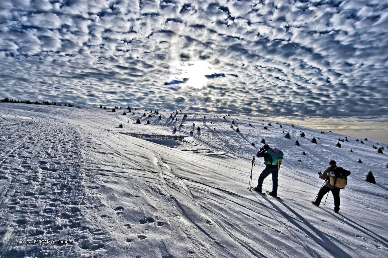 Ciaspolata tra neve e nuvole - 1° classificato in "Acqua, Ghiaccio, Neve, Nuvole"