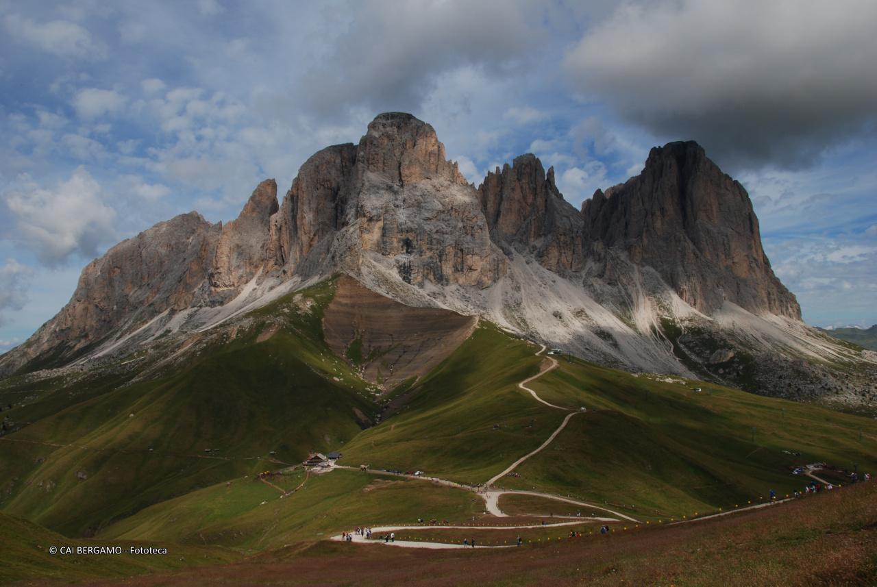 Vista d'insieme di Sassopiatto e Sassolungo - segnalato in "Ambienti Montani"