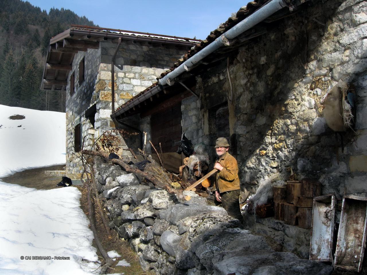 "Valzurio, Baite di Moschel: il vaccaro" - segnalato in "Ambienti montani"