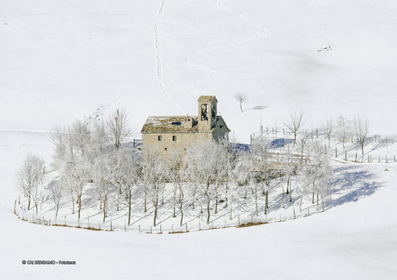 "Chiesetta al Linzone" - segnalato in "Ambienti montani" - Santuario della Sacra Famiglia di Nazareth, in versione invernale