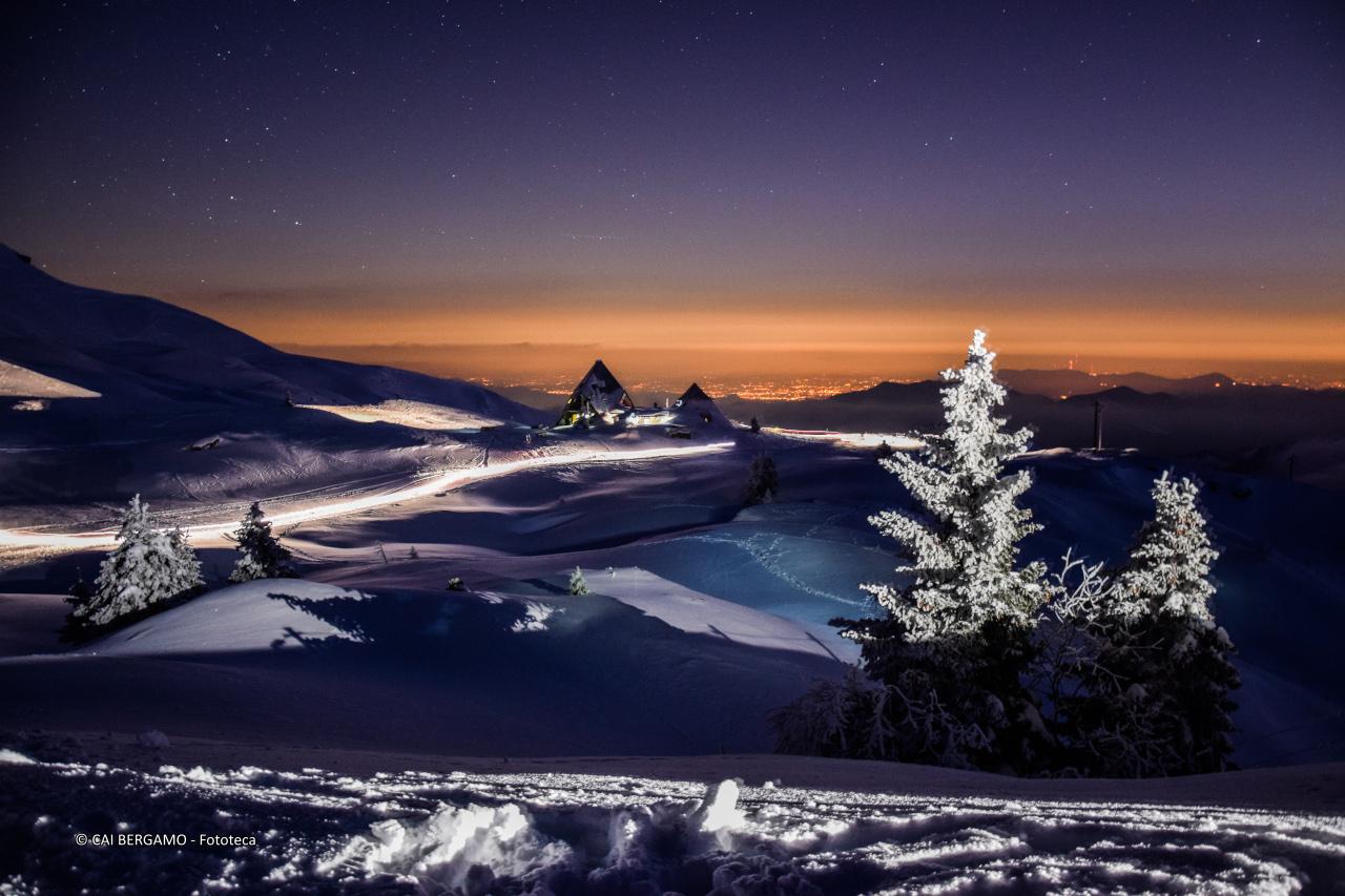 "Notturno rifugio Nicola - Piani di Artavaggio" - segnalato in "Ambienti montani" - Visione invernale e notturna del rifugio