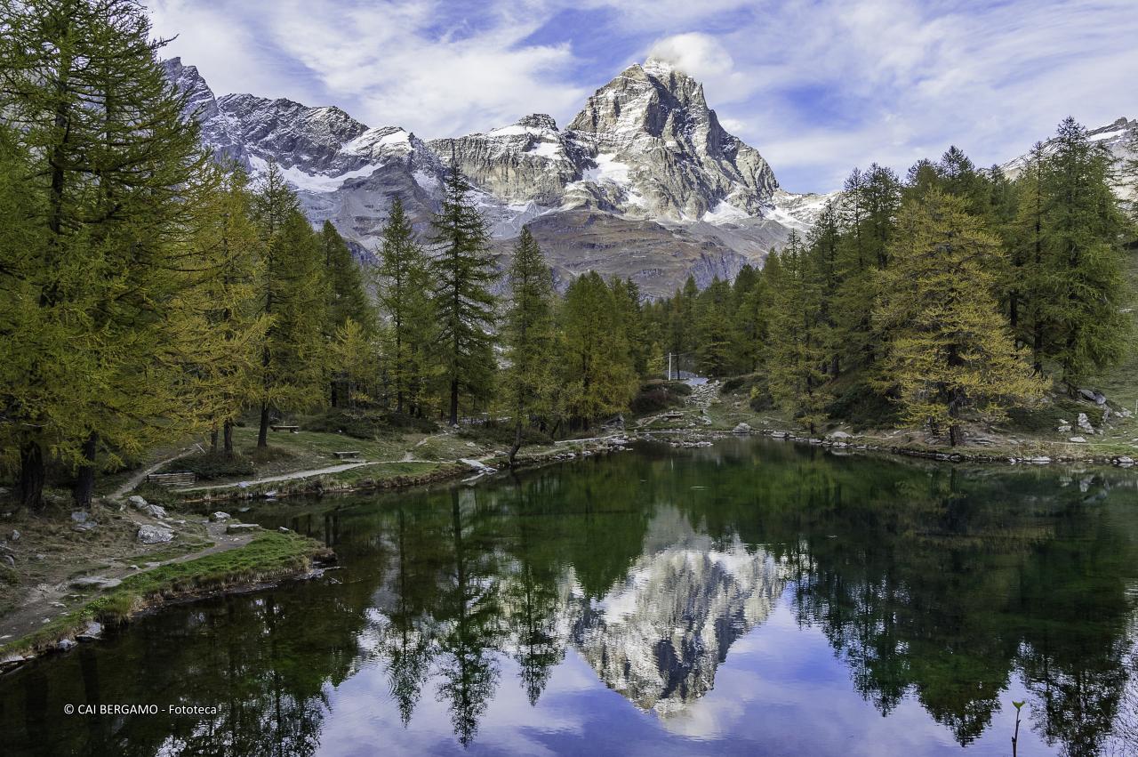 "Riflessi" - segnalato in "L'acqua in tutte le sue forme" - Cima riflessa sul laghetto