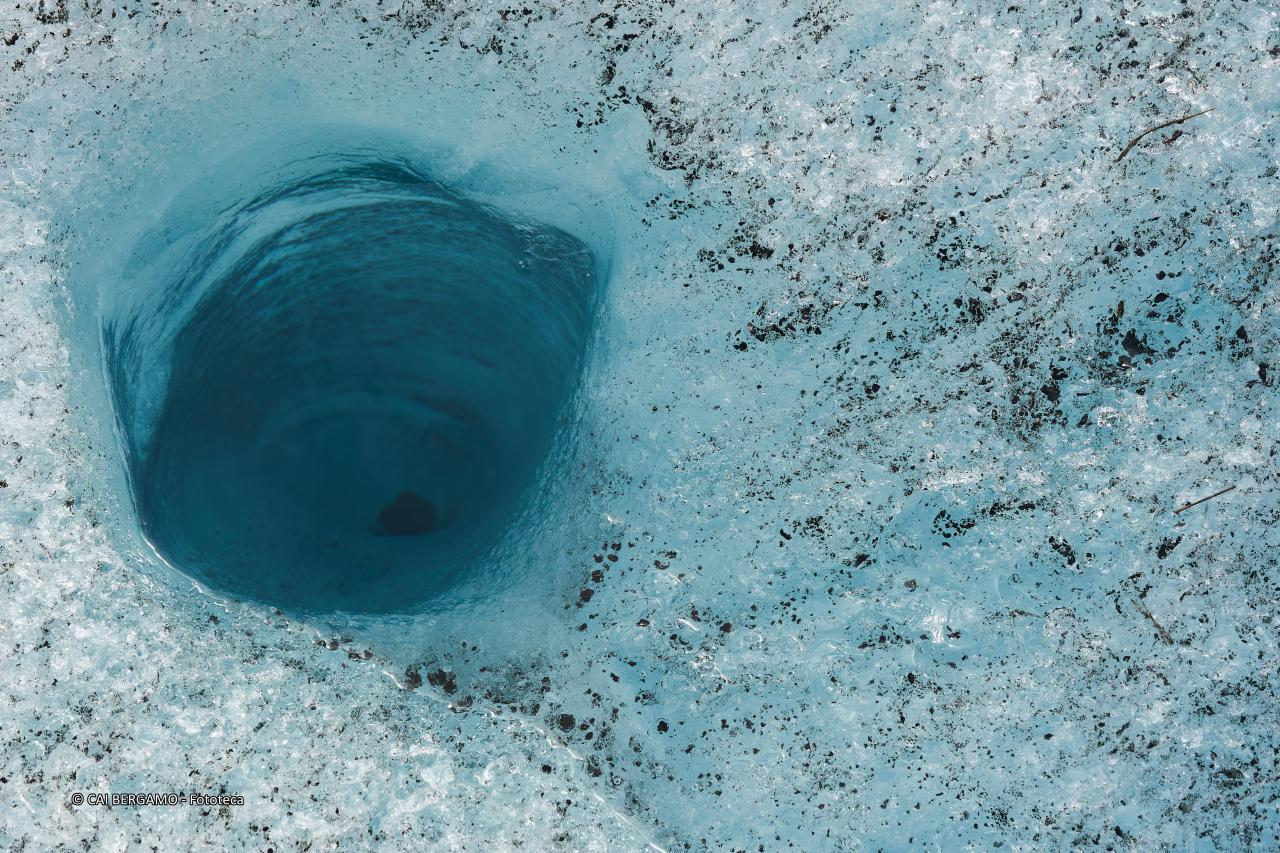 "Una storia infinita" - segnalato in "L'acqua in tutte le sue forme" - Profondo blu in un foro nel ghiaccio