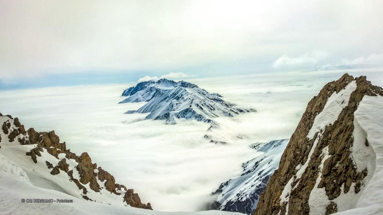 "Soft" - segnalato in "Ambienti Montani" - Nebbia con cime innevate svettanti